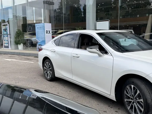 Lexus ES — Фото автомобиля 3