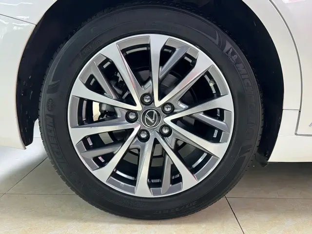 Lexus ES — Фото автомобиля 27