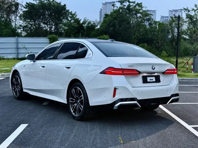 BMW 5 Series — Фото автомобиля 8