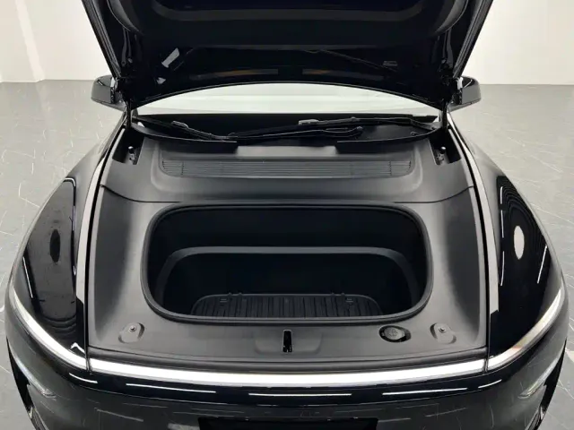 Tesla Model Y L — Фото автомобиля 27