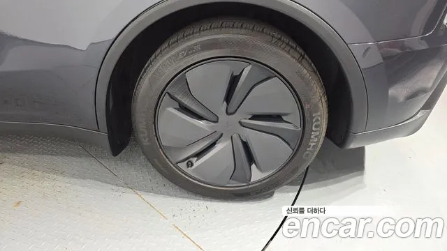 Tesla Model Y — Фото автомобиля 19