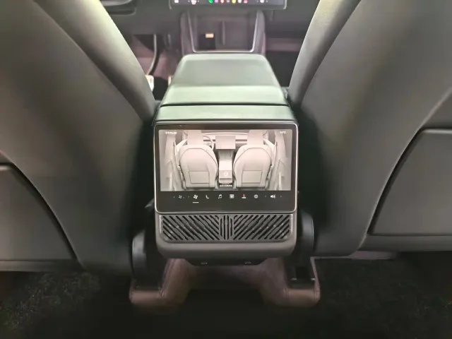 Tesla Model Y — Фото автомобиля 6