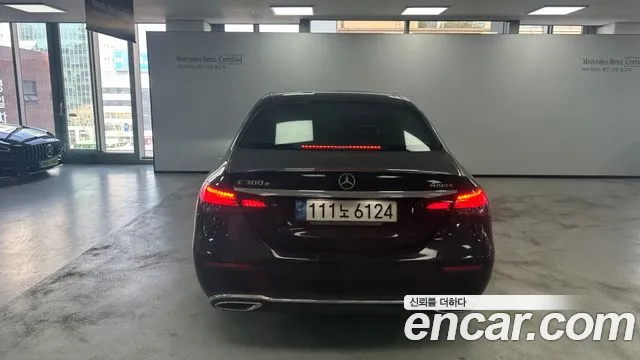 Mercedes-Benz E-Class — Фото автомобиля 4