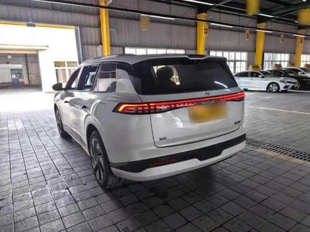 Dongfeng Yipai eπ008 2024 210Max Range Extender 6-Seater — Фото автомобиля 4