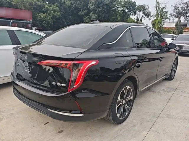 Hongqi E-QM5 — Фото автомобиля 4