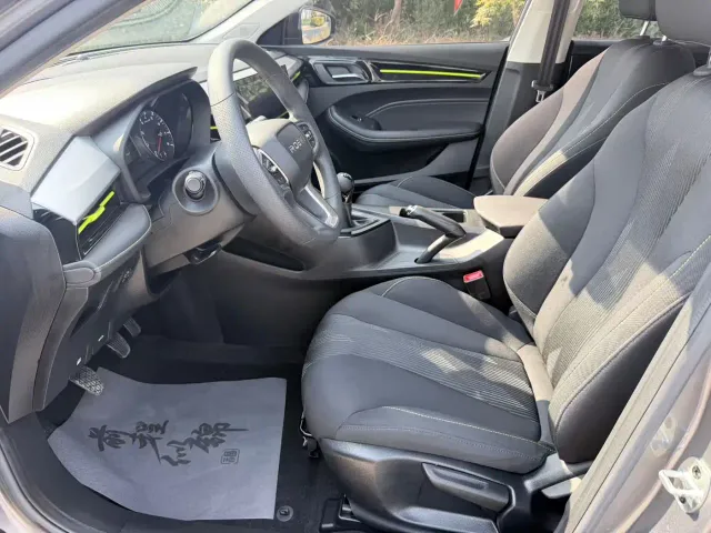 Roewe i5 — Фото автомобиля 5