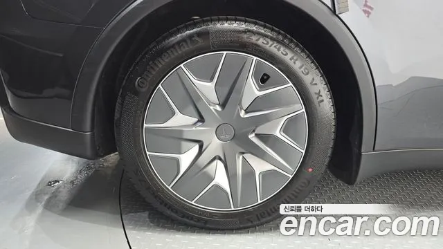 Tesla Model Y — Фото автомобиля 5