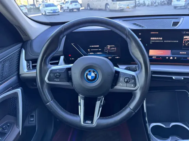 BMW iX1 — Фото автомобиля 7
