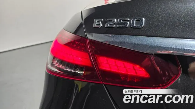 Mercedes-Benz E-Class — Фото автомобиля 20