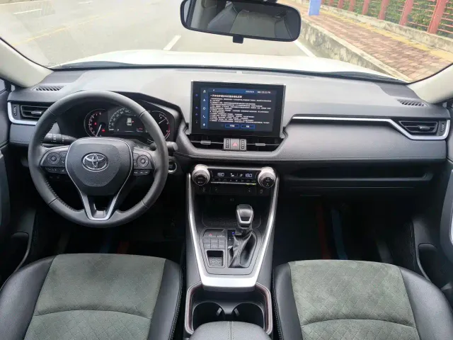 Toyota RAV4 — Фото автомобиля 12