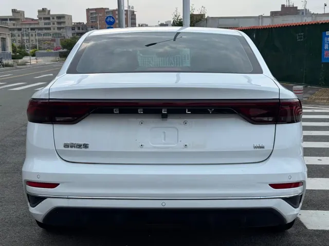 Geely Emgrand — Фото автомобиля 8