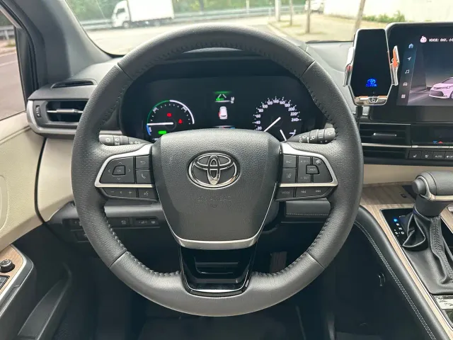 Toyota Sienna — Фото автомобиля 16