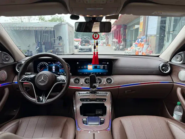 Mercedes-Benz E-Class — Фото автомобиля 5