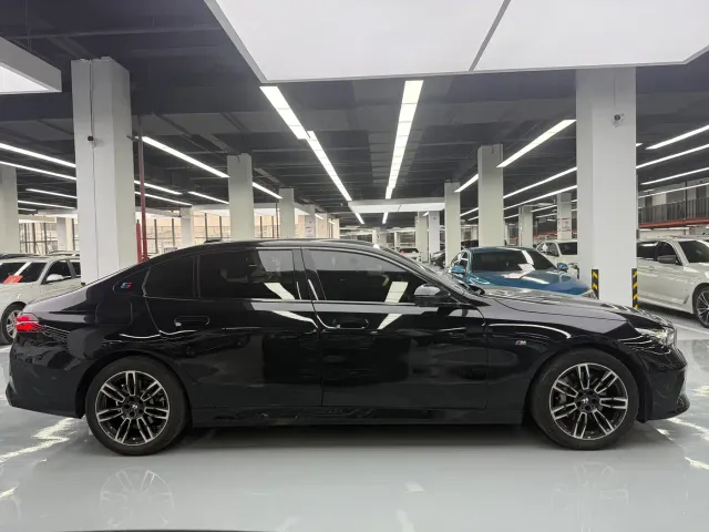 BMW 5 Series — Фото автомобиля 4