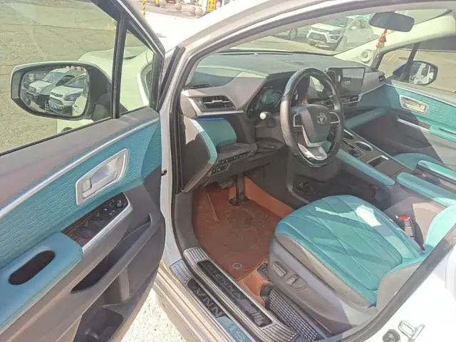 Toyota Sienna — Фото автомобиля 15