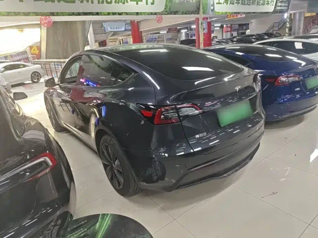 Tesla Model Y — Фото автомобиля 4
