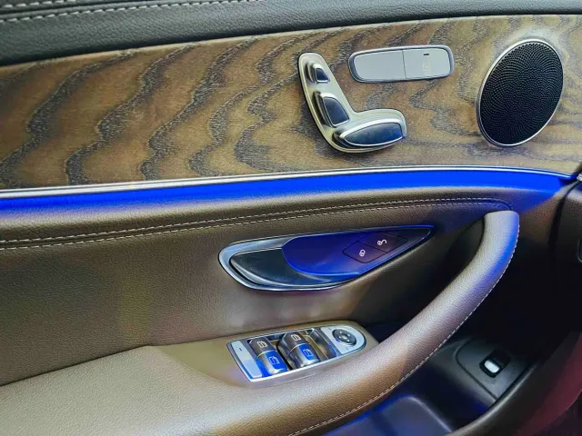 Mercedes-Benz E-Class — Фото автомобиля 12
