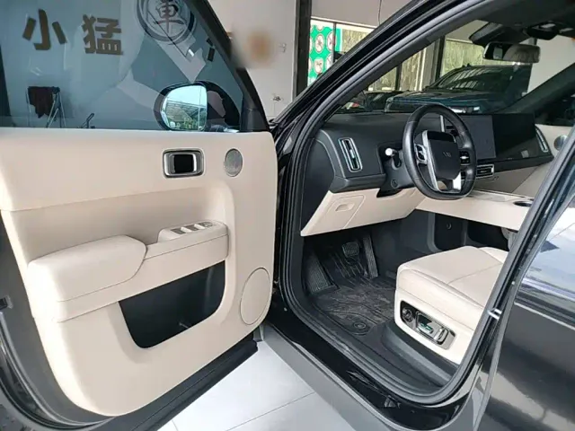 Li Auto L8 — Фото автомобиля 15
