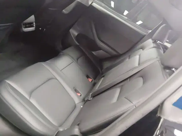 Tesla Model Y — Фото автомобиля 16
