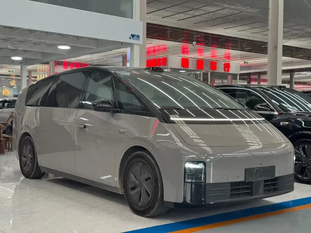 Li Auto MEGA — Фото автомобиля 3