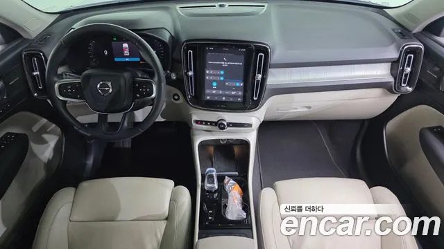 Volvo XC40 — Фото автомобиля 7