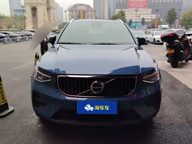 Volvo XC40 — Фото автомобиля 2