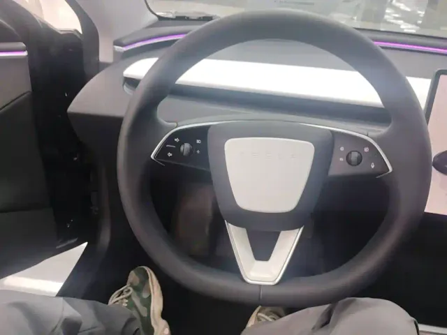 Tesla Model 3 — Фото автомобиля 10