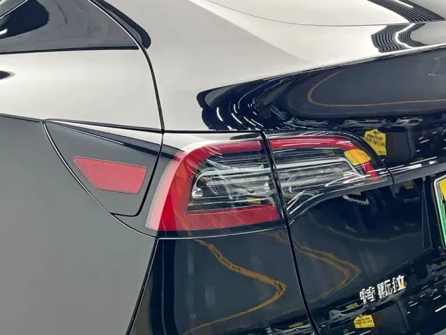 Tesla Model Y — Фото автомобиля 11