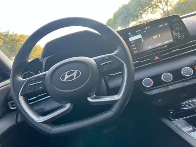 Hyundai Elantra — Фото автомобиля 15