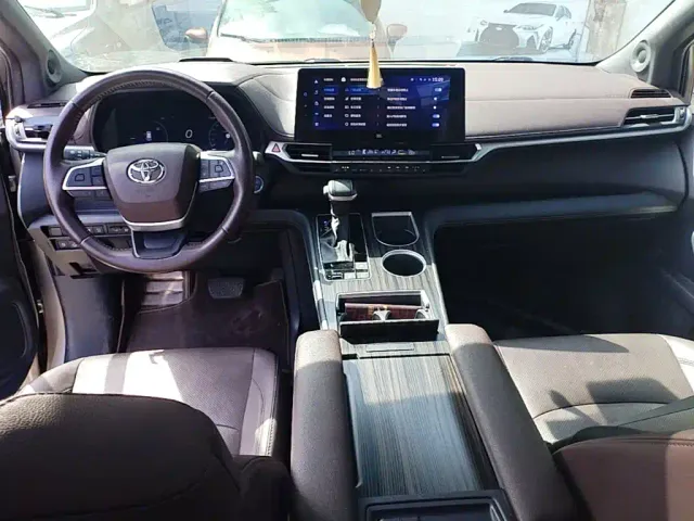 Toyota Sienna — Фото автомобиля 5