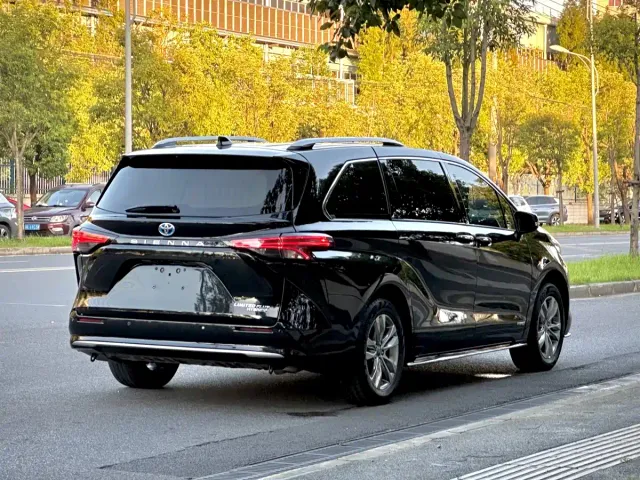 Toyota Sienna — Фото автомобиля 5