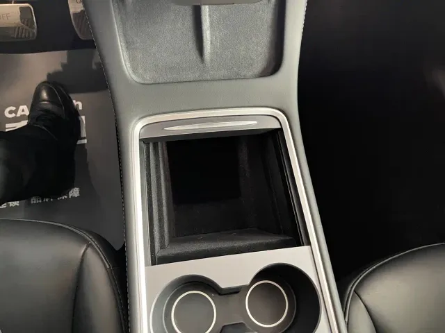 Tesla Model Y — Фото автомобиля 12