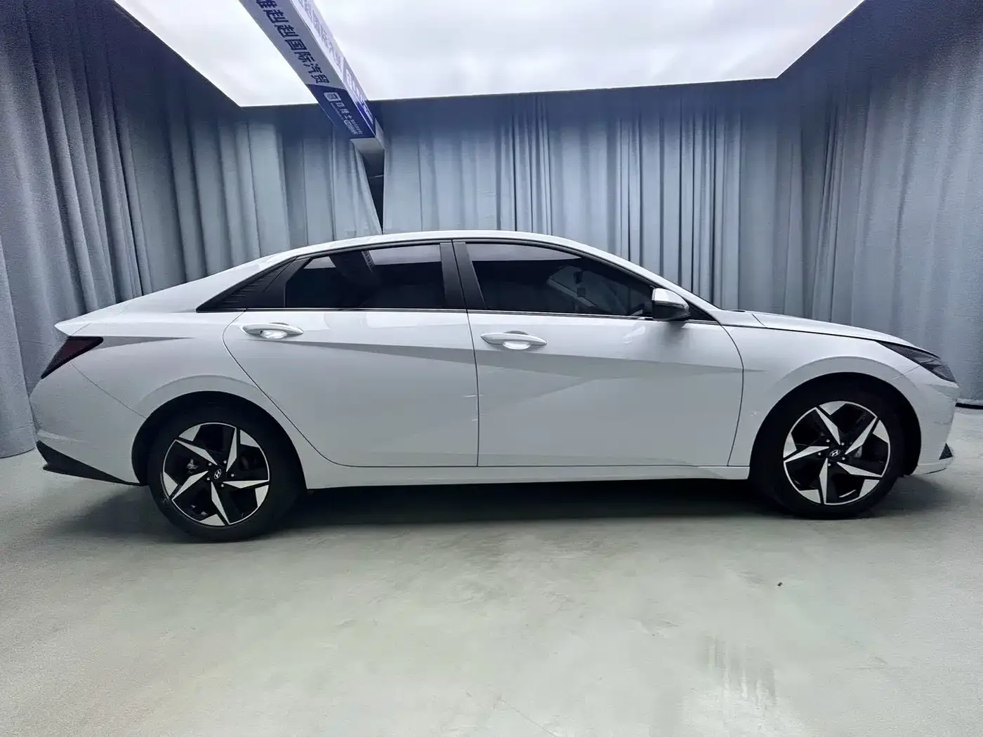 Hyundai Elantra 2022 1.5L CVT LUX Premium Edition — Фото автомобиля 5