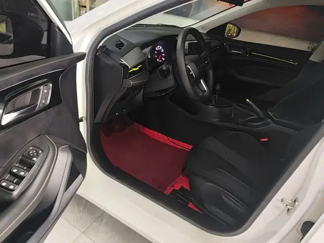 Roewe i5 — Фото автомобиля 15