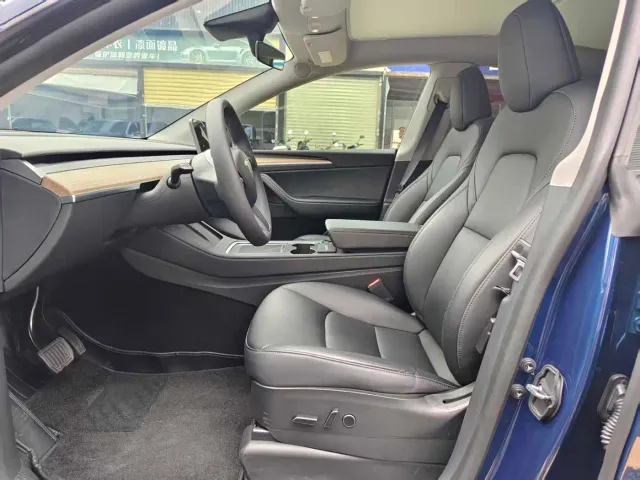 Tesla Model Y — Фото автомобиля 4