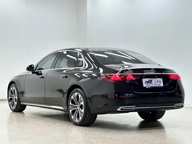 Mercedes-Benz E-Class — Фото автомобиля 5