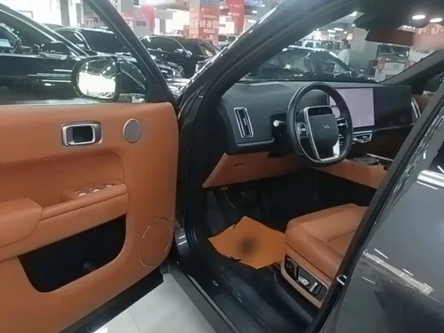 Li Auto L8 — Фото автомобиля 15