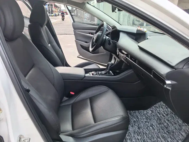 Mazda Axela — Фото автомобиля 11