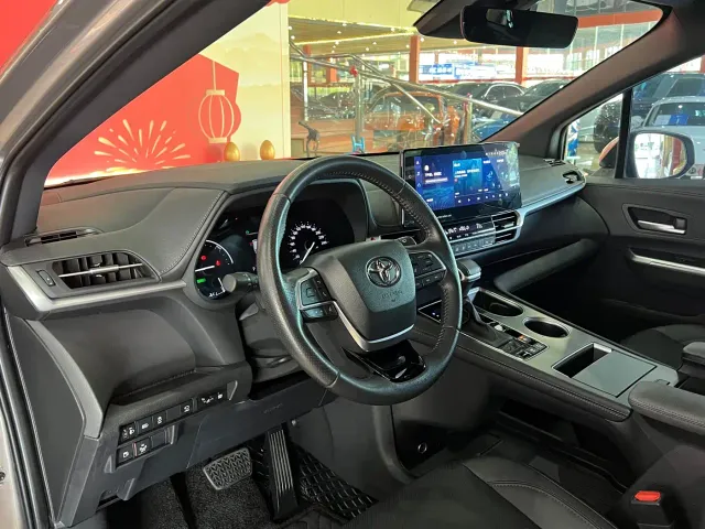 Toyota Sienna — Фото автомобиля 7