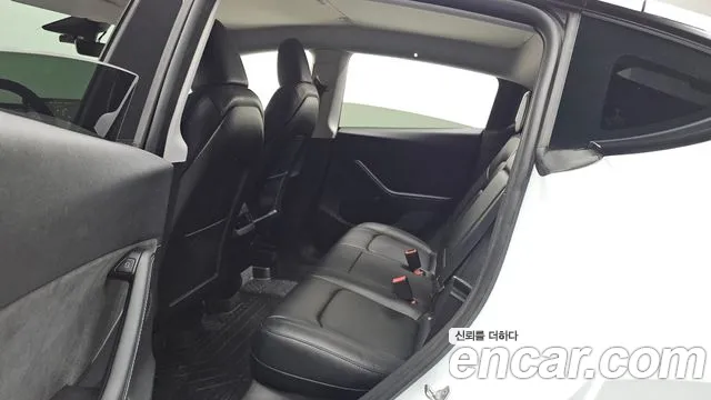 Tesla Model Y — Фото автомобиля 12