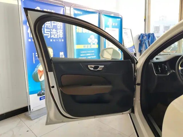 Volvo S60 — Фото автомобиля 7