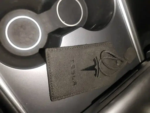 Tesla Model 3 — Фото автомобиля 8