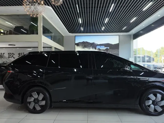Xpeng X9 — Фото автомобиля 6