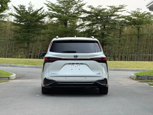 Toyota Sienna — Фото автомобиля 11
