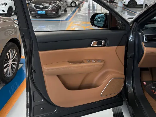 Li Auto ONE — Фото автомобиля 16
