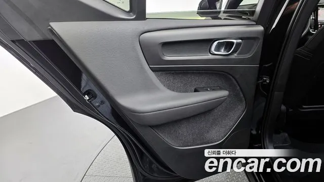 Вольво XC40 B4 Black Edition — Фото автомобиля 23