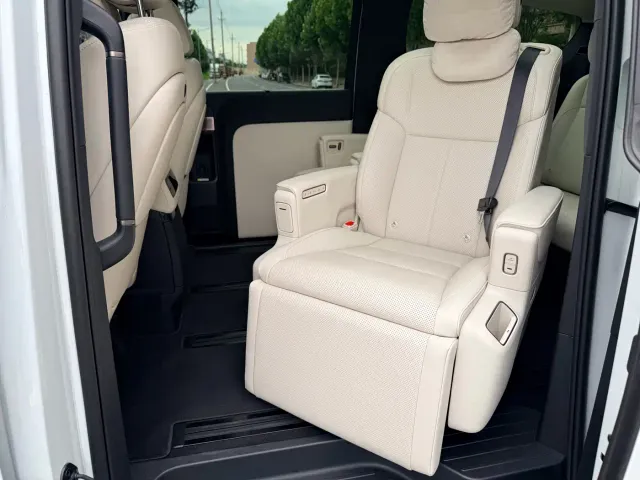 Li Auto MEGA — Фото автомобиля 10