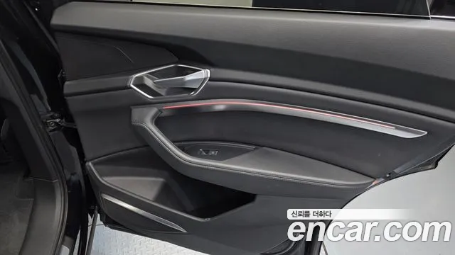 Audi e-tron — Фото автомобиля 21
