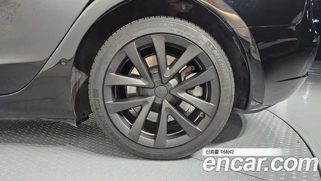 Tesla Model 3 — Фото автомобиля 20