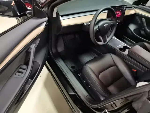 Tesla Model 3 — Фото автомобиля 15